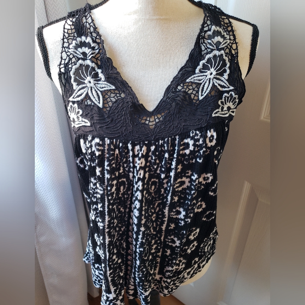 Beautiful lace accented lucky brand top size large / medium